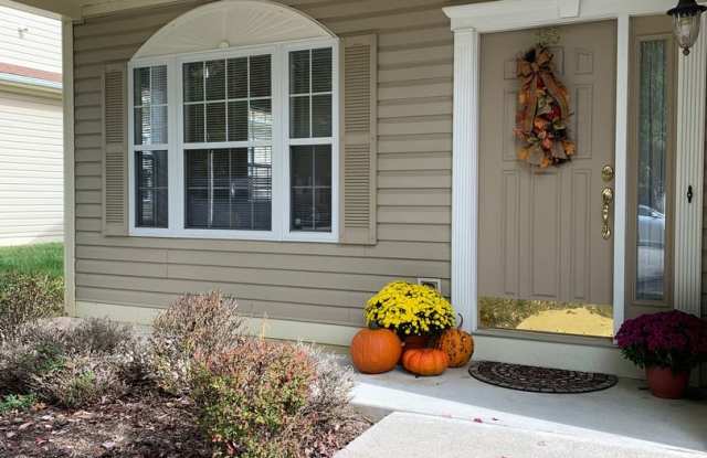 3 Bedroom, 2 Bath Townhouse End Unit with 1 Car Garage Gallery 4