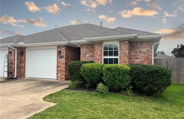 912 Oakwood  LN photos photos