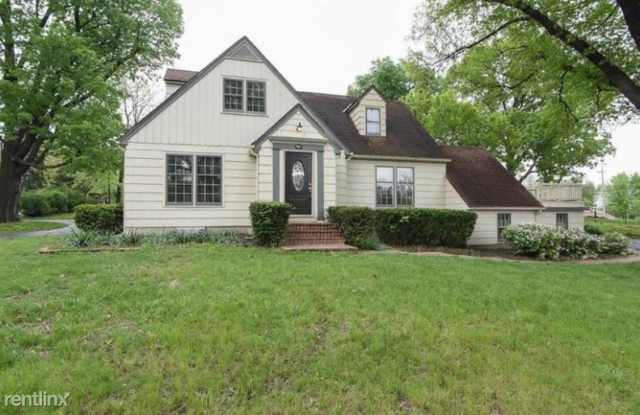 5621 NE Doniphan Ln - 5621 Northeast Doniphan Lane, Oaks, MO 64118