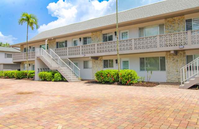 ** CANAL VIEW 2 BEDROOM\2 BATH CONDO ** SEASONAL OR ANNUAL ** BLUE POINT CLOSE TO DOWNTOWN NAPLES AND NAPLES BEAUTIFUL BEACHES ** CANAL BOAT SLIP AVAILABLE ** Gallery 4