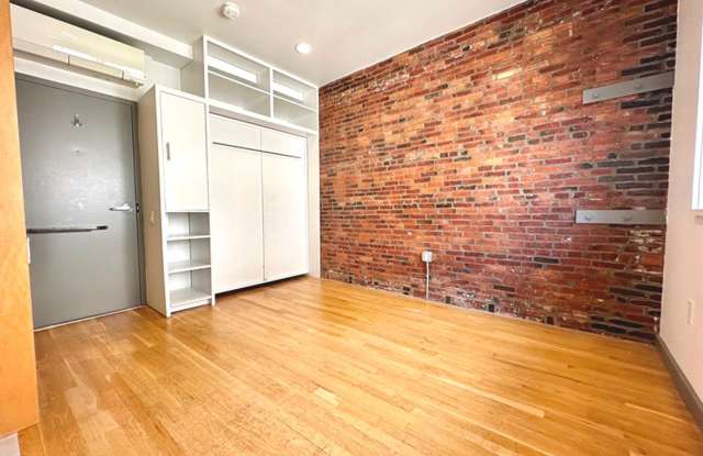 Beacon Hill Studio with AC & On-Site Laundry Gallery 4