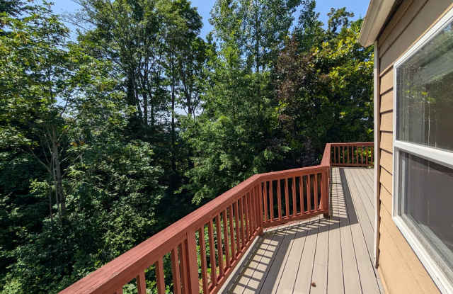Charming Kirkland Bungalow with Lake Views! photos photos