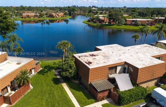 11915 SW 13th Ct Gallery 1