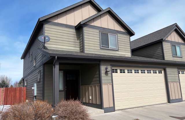 3-Bedroom Townhome with Double Garage & Private Fenced Yard photos photos 3-Bedroom Townhome with Double Garage & Private Fenced Yard photos photos