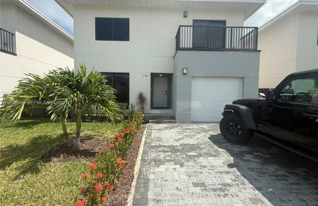 1327 NW 2nd Ln photos photos