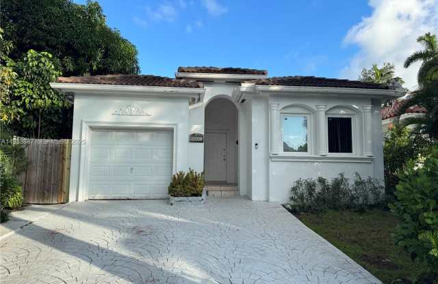 1055 NE 85th St photos photos