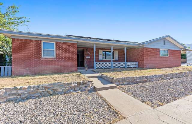 3 Bedroom home with Solar Panels Gallery 1