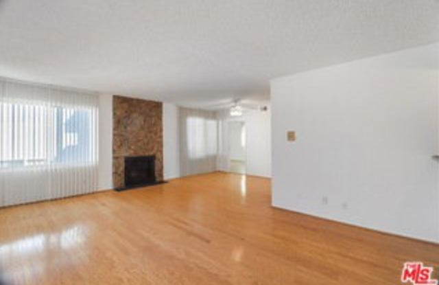 1242 South Barrington Avenue Gallery 4