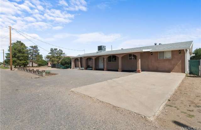 Large home with nice sized yard - 4410 North Van Nuys Road, Mohave County, AZ 86409