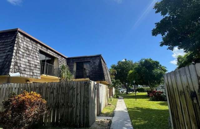 Spacious townhouse- 2 bed 2 bath with patio in great location! photos photos