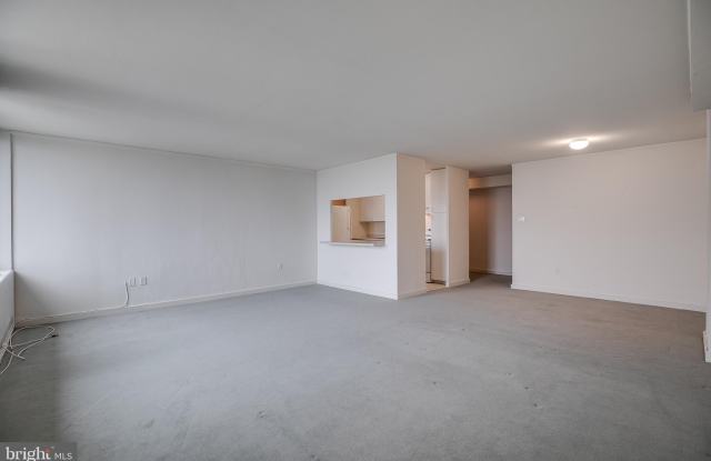604-36 S WASHINGTON Square Gallery 4