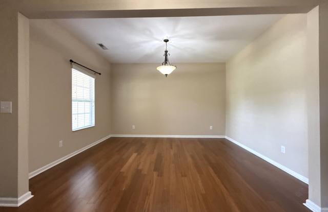 Spacious Home in Creekshire Village! Gallery 4
