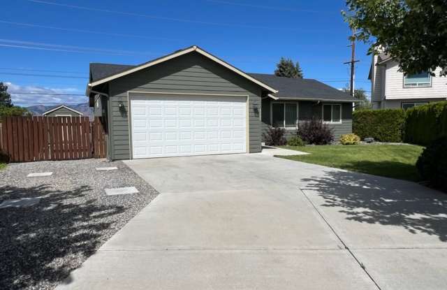 Beautiful 3 bed/2 bath home with garage, a/c and private covered patio! photos photos