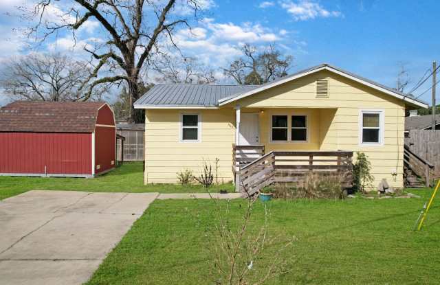 3 bedroom 1 bath house in Midtown available September 2025! photos photos