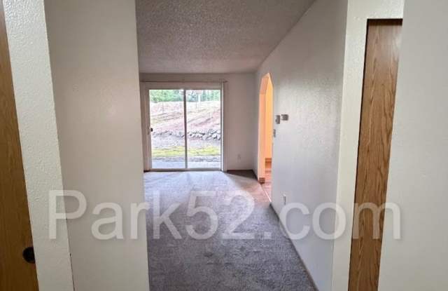 1/2 Off First Full Month's Rent! Lower Level 2 Bedroom 1 Bathroom Apartment Gallery 3
