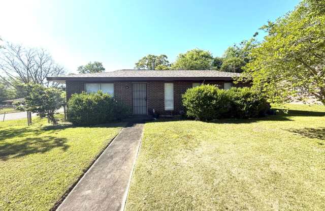 ** 3 bed 1.5 bath located in Southlawn ** Call 334-366-9198 to schedule a self showing photos photos