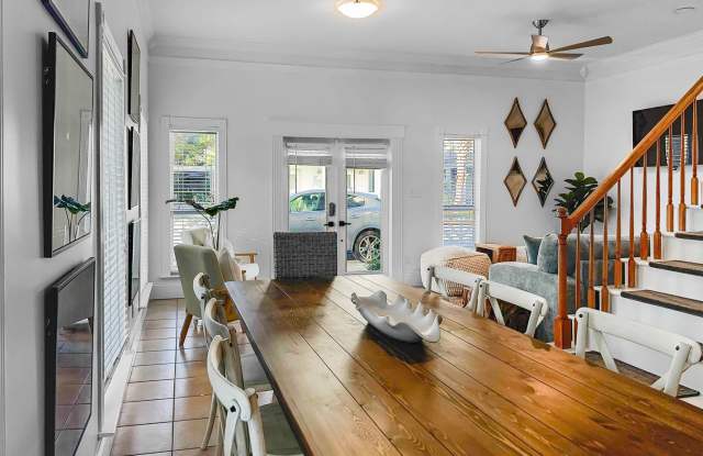 Perfect for large families or multiple friends!  5 bedroom house located close to tram pickup and walking distance to Rosemary and Alys! Gallery 4