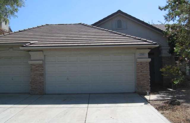 N.E. Fresno Newer Home, 3 car Garage, Like New! 1458sf, Gardener Included! - 2345 East Oak Haven Drive, Fresno, CA 93730