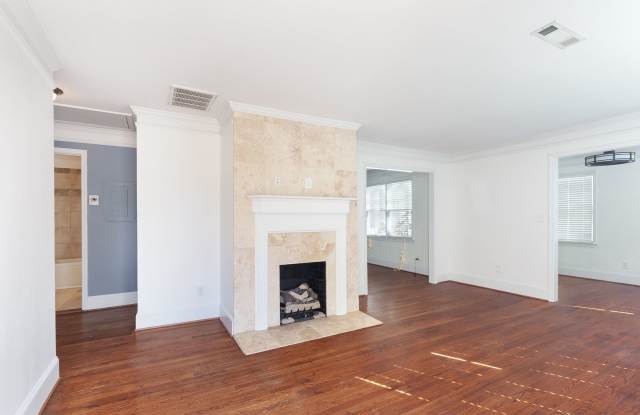 Updated 3/2 Bungalow w/ Large Backyard & Minutes From EAV! Gallery 1