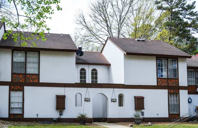 Two-Level Townhome in DeSoto Courts Gallery 1