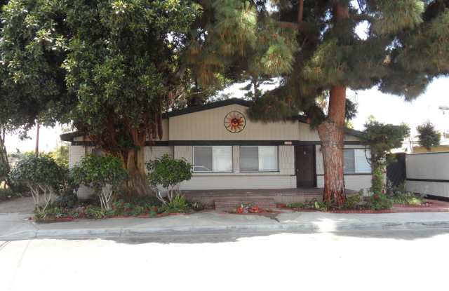 Large 3 Bedroom 2 Bathroom located in Westside Costa Mesa Gallery 3