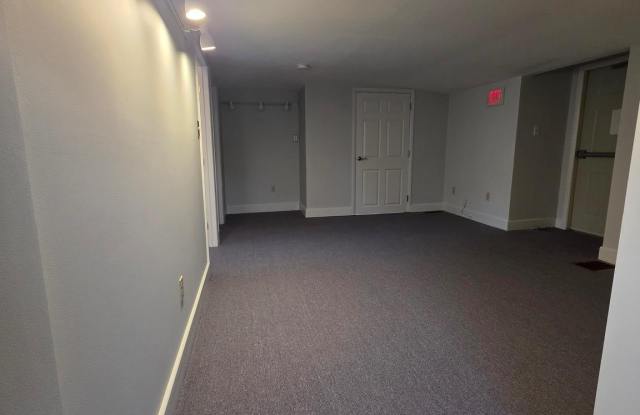 300 SPRUCE Street Gallery 4