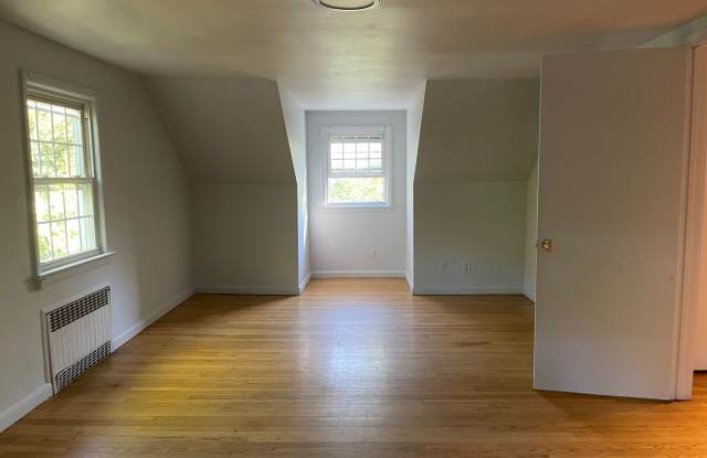 **100 SICARD ST** Basement+Driveway+Off-Street Parking+Free Washer/Dryer+Deck+Backyard Gallery 4