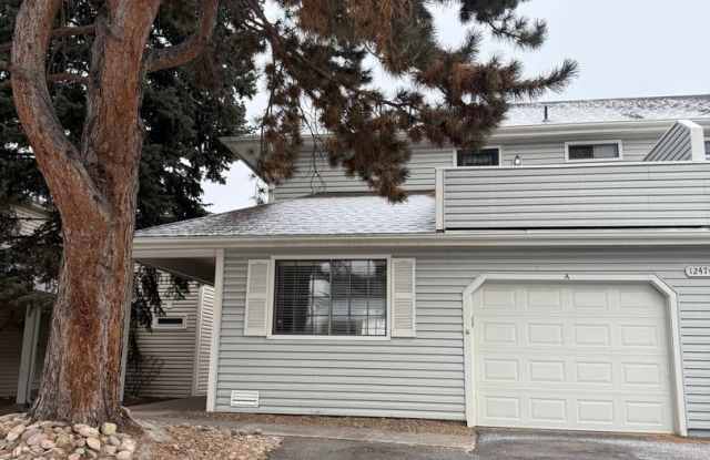 SPACIOUS 2-BEDROOM TOWNHOME WITH LOFT, GARAGE  PRIME LOCATION! photos photos