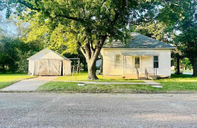 210 E Walnut St - 210 East Walnut Street, Canton, KS 67428