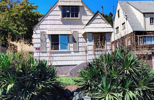 Cute unit Klamath St - 1034 Northeast Klamath Avenue, Roseburg, OR 97470