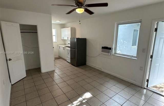 480 SW 10th St photos photos