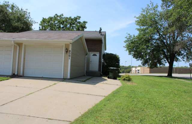 Charming townhouse near SE community College in East Lincoln Gallery 1