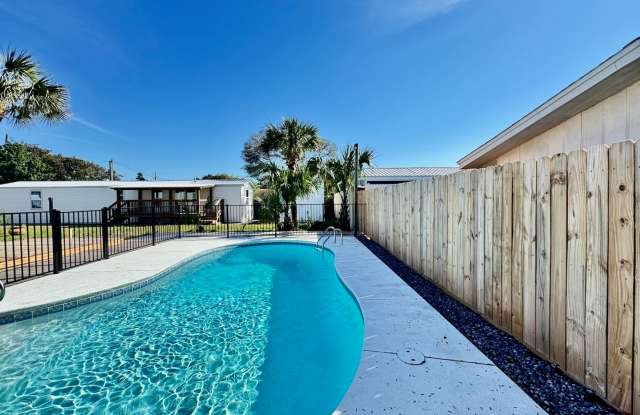 Recently Renovated 2 Bedroom / 2 bathroom home w/Pool! photos photos