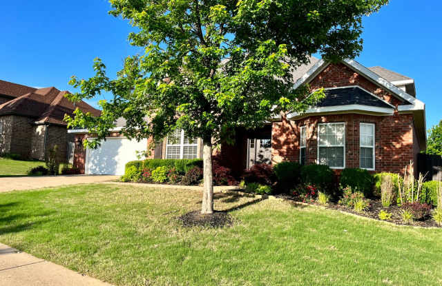 Wonderful 4 bedroom 3 1/2 bath home in Rogers - 2311 South Mont Blanc Avenue, Rogers, AR 72758