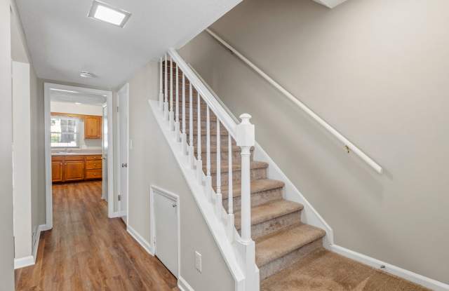 NW Townhome, Wood Like Flooring, FP, Fenced Patio, Community Pool! Gallery 3