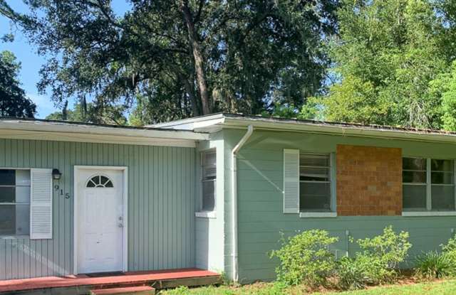 4 bed/2.5 bath house in Highland Pines - available now! *Application Pending* - 915 Northeast 8th Avenue, Gainesville, FL 32601