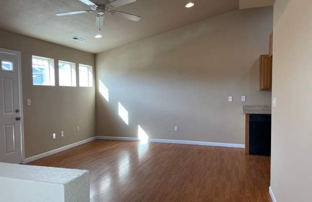 Charming 2 Bedroom 2 Bath Townhome Gallery 4