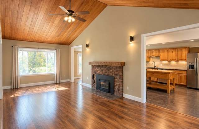 3 bedroom home with 2 car garage Gallery 4