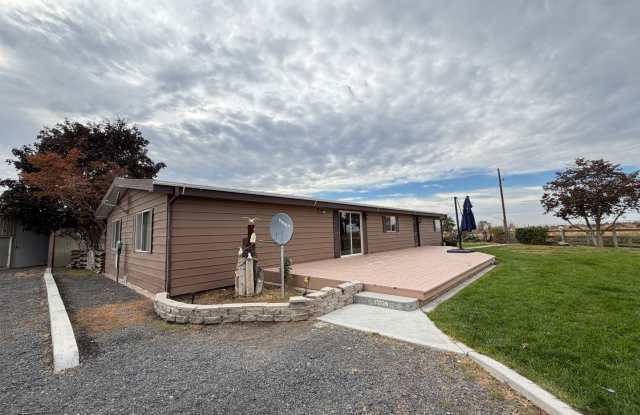 Escape to the Country- 4 Bedroom Home for rent! Gallery 1