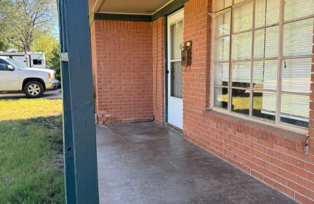 Located in Paramount!!! 3/2/1 Close to shopping centers and elementary school TENANT OCCUPIED! Gallery 4