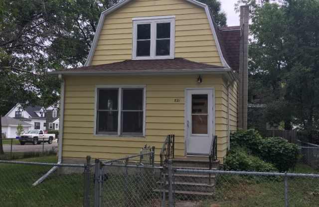 821 2 St N - 821 2nd Street North, Fargo, ND 58102