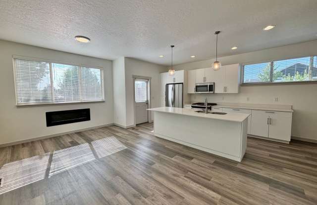 BEAUTIFUL, QUIET TOWNHOME IN NW REDMOND! Gallery 1
