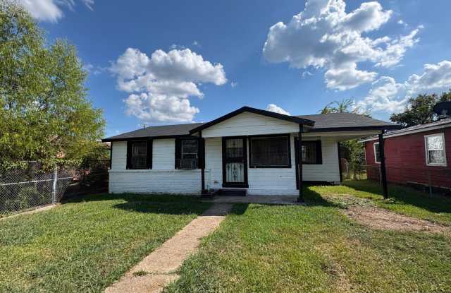 Adorable 3 bedroom/1 bath house with fenced backyard! photos photos Adorable 3 bedroom/1 bath house with fenced backyard! photos photos