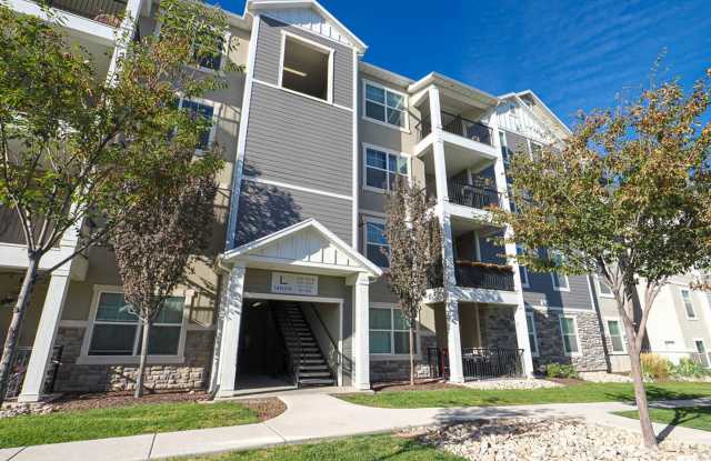 3 Bed / 2 Bath Top-Floor Condo Near Mountain View Village — Garage & Pool Gallery 4