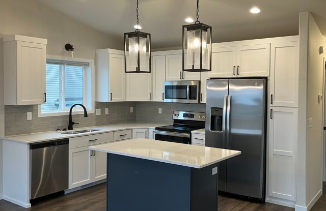 1020 46th Ave S - 1020 46th Avenue South, Moorhead, MN 56560