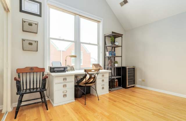 1745 North Hermitage Avenue Gallery 3