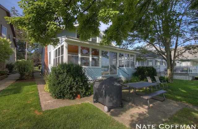Lakefront 4 bed 2 bath home Gallery 4
