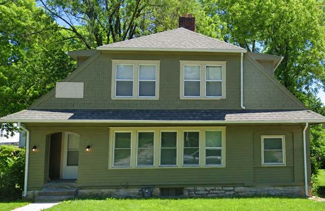 Spacious 3 Bed, 2 Bath Home in Prime Kansas City Location Near Plaza & Brookside photos photos