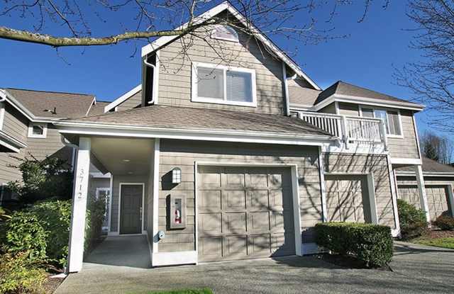 2bd/2.5ba Kirkland Townhome Gallery 1