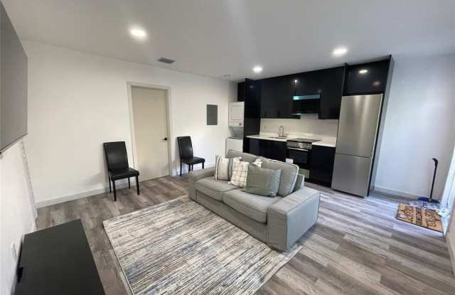 1131 NE 15th Ave - 1131 Northeast 15th Avenue, Fort Lauderdale, FL 33304